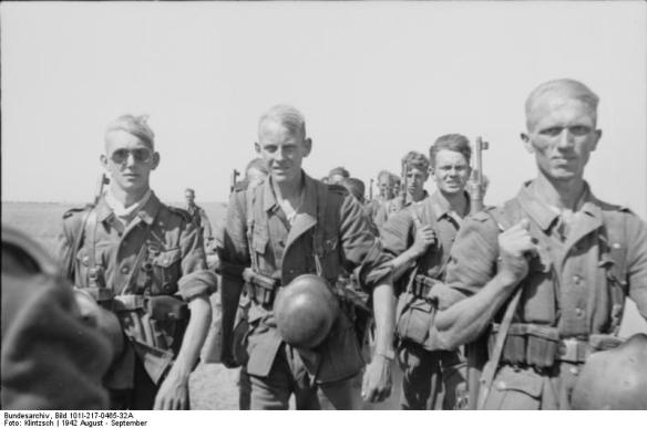 Γερμανοί στρατιώτους προχωρούν στη ρωσική στέπα, πιθανότατα προς το Σταλινγκράντ (Αύγουστος ή Σεπτέμβριος 1942). Πηγή: Bundesarchiv, Bild 101I-217-0465-32A / Klintzsch / CC-BY-SA 